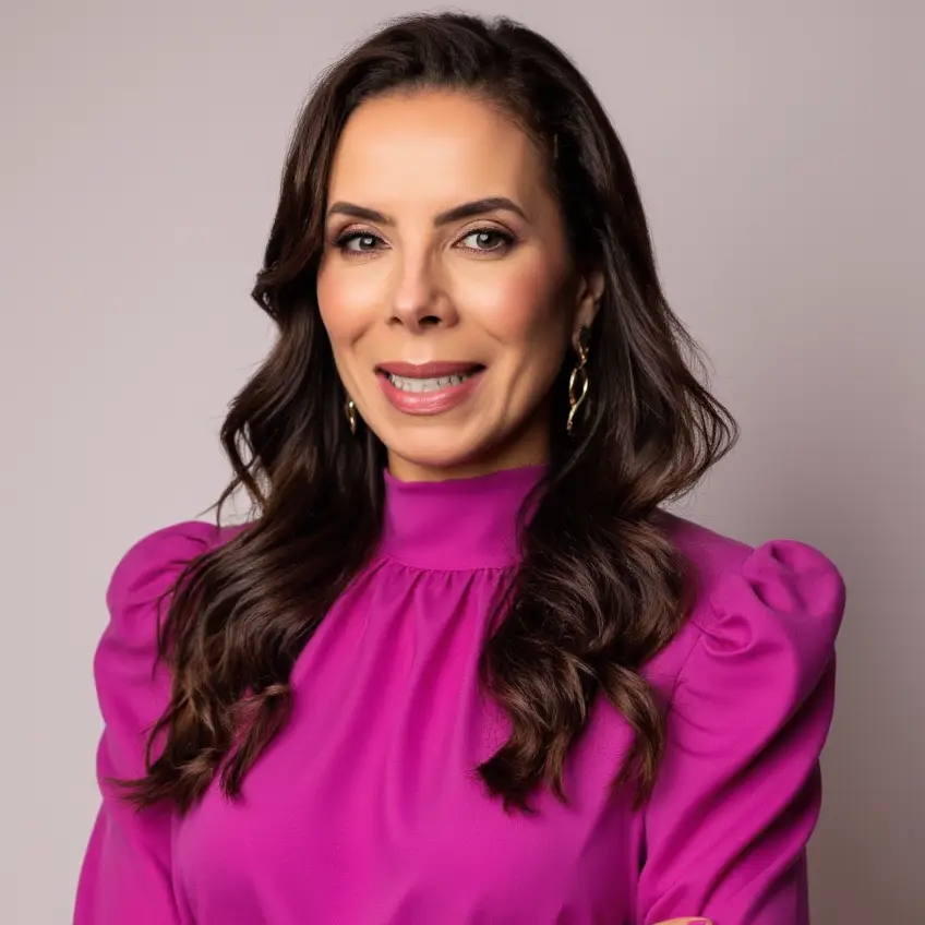 Dra. Lauren Morais, dermatologista em Curitiba, especialista em tratamentos para pele como ceratose pilar
